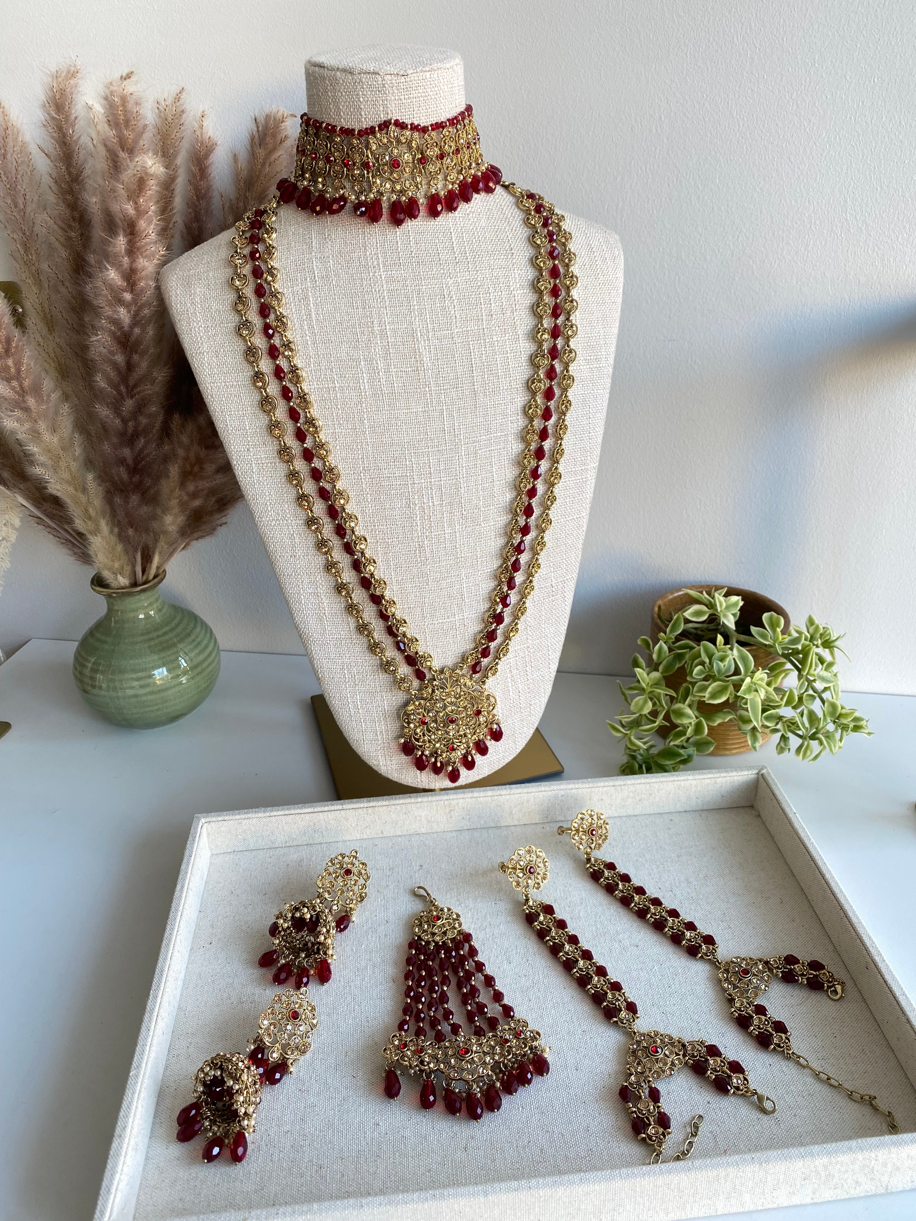 Festive Essentials - Introduces the Amira Bridal Necklace, a stunning piece with an antique gold or silver base and exquisite Polki stones adorned with captivating color beads. Don't see the color you like? Contact us on whatsapp at +1(313)727.1045 for custom options.