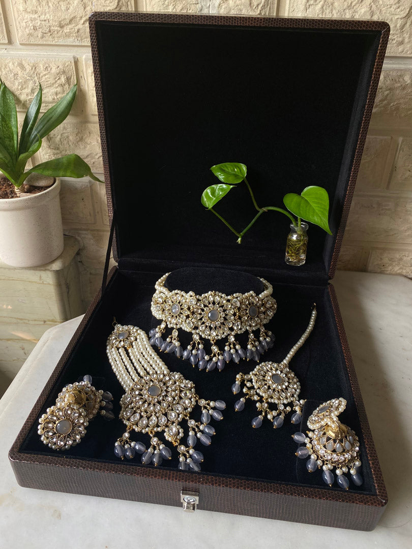 The Zainab Set is a Beautiful and versatile set which includes a choker, earrings, jhumar and a tikka.  Pieces: Necklace, Earrings, Tikka, Jhumar  If you want any specific color please contact us on whatsapp at +1 313 727 1045.  We are very proud of our highest quality and specialized craftsmanship.  Ready to ship from Michigan, United states and we do international shipping also.